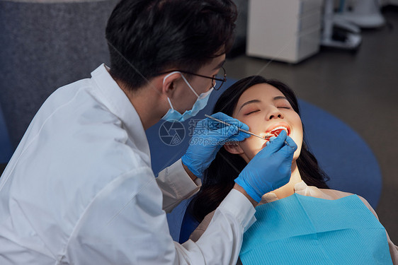 牙科医生为女性患者做手术图片