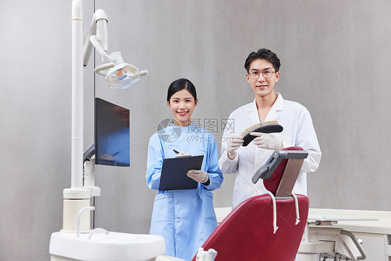 牙科诊所的医生与护士图片