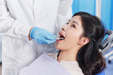 牙医为患者正确佩戴牙齿矫正器图片