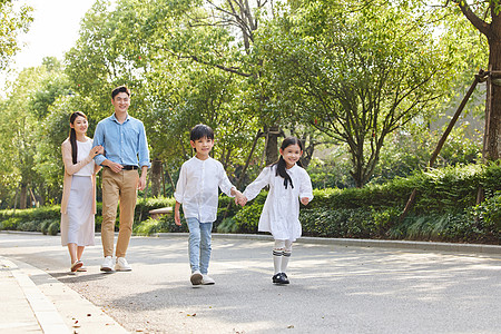 一家四口在小区散步儿童奔跑图片