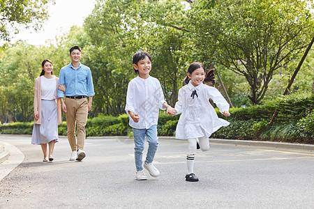 一家四口在小区散步儿童奔跑高清图片
