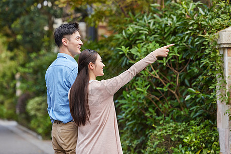 夫妻二人在高档小区里散步图片