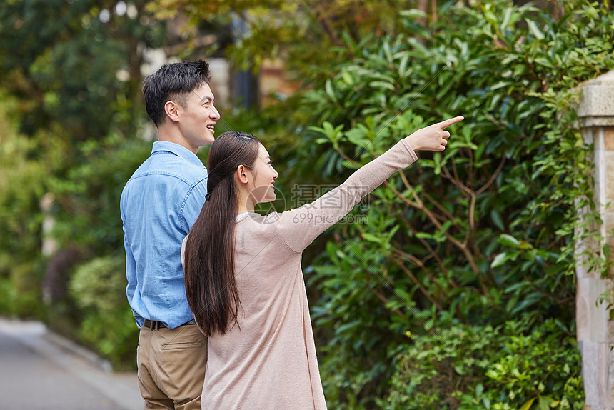 夫妻二人在高档小区里散步图片