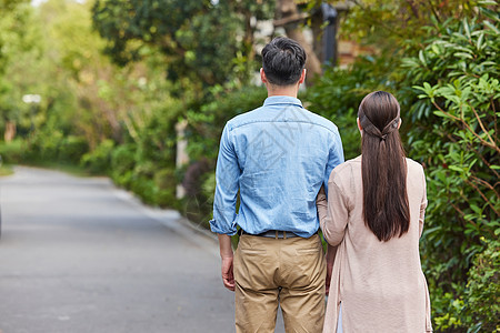 夫妻二人在高档小区里散步背景图片