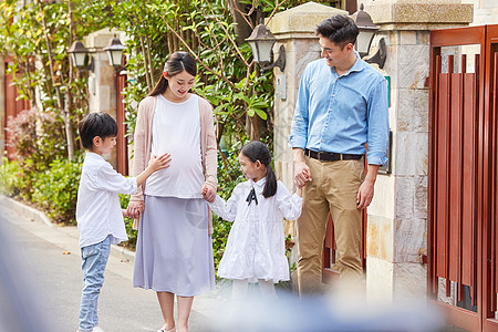 孩子抚摸怀孕妈妈的肚子图片