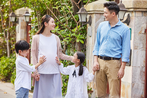 孩子抚摸怀孕妈妈的肚子图片