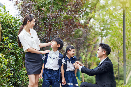 温馨一家四口一起上班上学图片