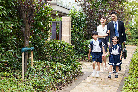 温馨一家四口一起上班上学图片