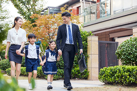 温馨一家四口一起上班上学图片