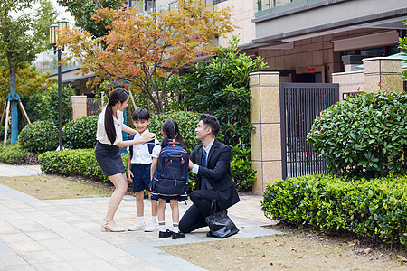 父母在门口接子女回家图片