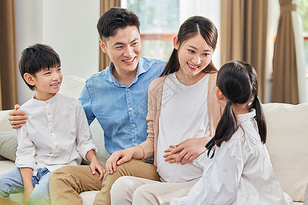 温馨的三胎家庭形象图片素材