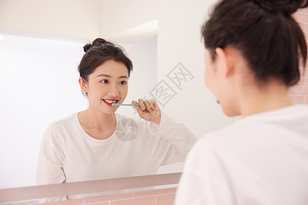 美女居家生活卫生间洗漱刷牙图片