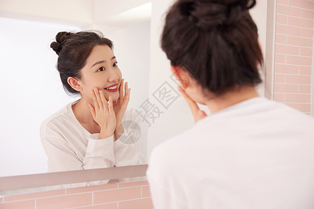 美女居家生活卫生间洗漱照镜子背景图片