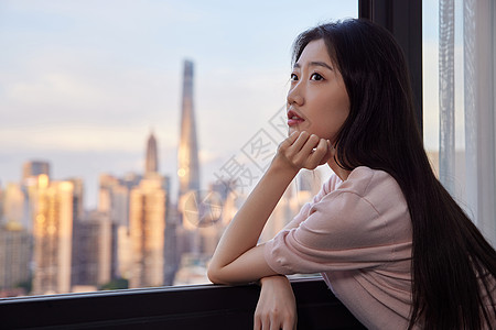 阳台观景单身美女阳台窗边观景背景