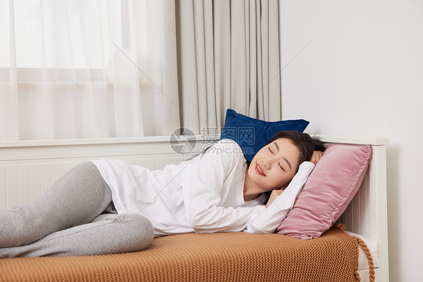 美女趴在卧室沙发上居家睡觉图片