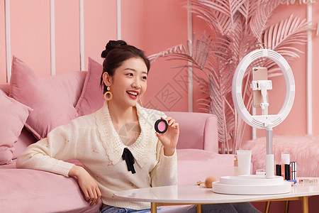 粉红美女主播手机直播带货推荐眼影图片素材