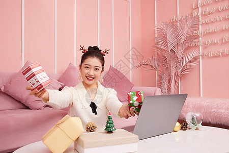 粉红美女圣诞节居家网购展示圣诞礼物背景图片