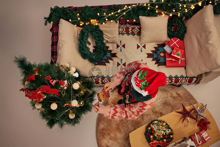 创意高角度俯拍女性居家装扮圣诞树图片