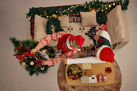 创意高角度俯拍情侣居家布置圣诞树图片