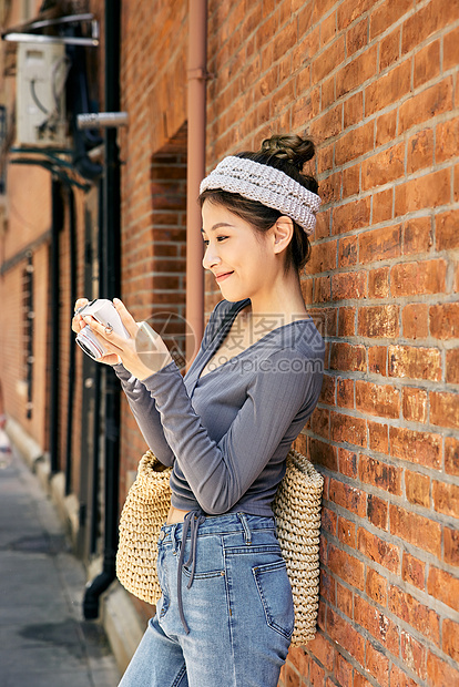 清新美女出游逛街拿相机拍照图片