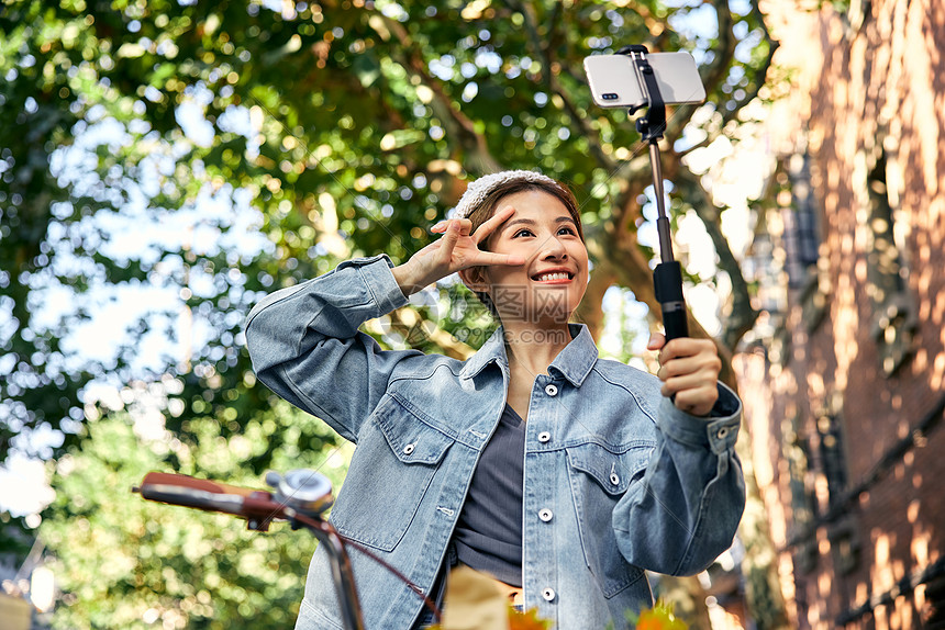 清新美女逛街自拍图片