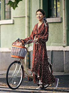 骑行图片清新美女出游推着自行车过马路背景
