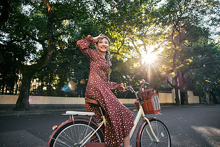 清新美女骑自行车回眸一笑图片