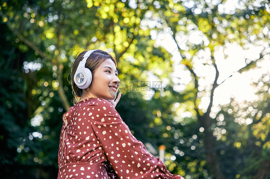 清新美女靠在自行车边上听着音乐图片