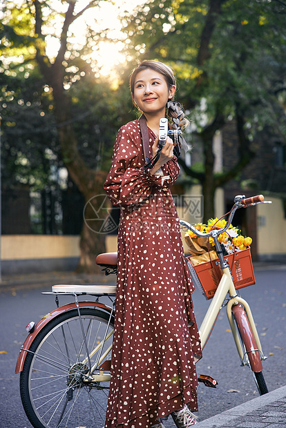 清新美女骑自行车拍照图片