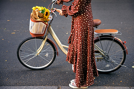 清新美女在马路上推着自行车特写图片