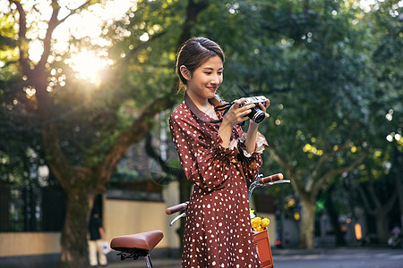 清新美女骑车出游拍照图片