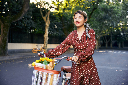 清新美女推着自行车看风景高清图片