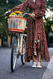 清新美女在马路上推着自行车伫立特写图片