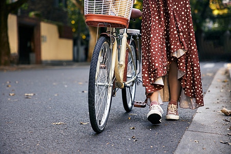 清新美女在马路上推着自行车特写高清图片