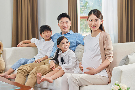 父亲在家陪伴孩子和怀孕的妻子图片