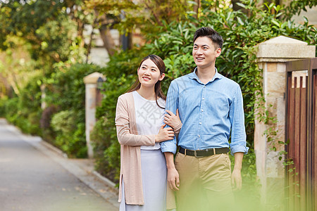 高档小区散步的年轻夫妇图片