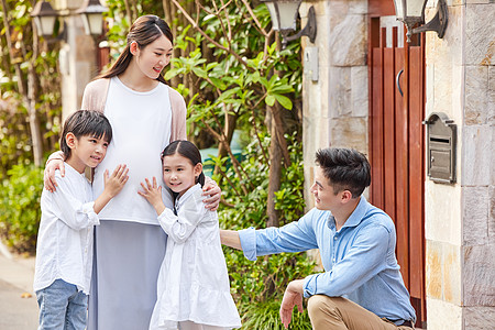 亲子爬山三胎家庭温馨形象背景