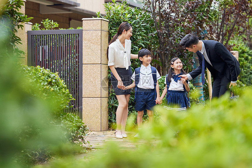 中产阶级家长送小孩上学