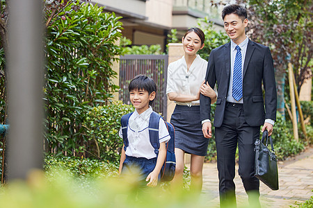 父母送孩子上学父母送小男孩上学背景