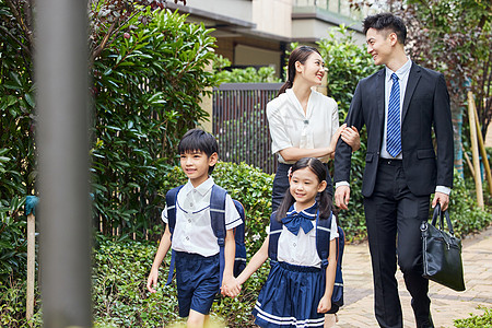 家长送孩子上学中产阶级家长送小孩上学背景