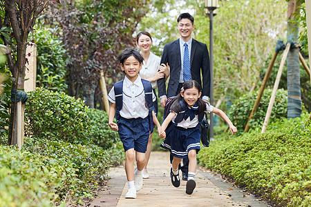 家长送孩子上学中产阶级家长送小孩上学奔跑背景