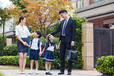 家长送孩子上学高端小区里家长送小孩上学背景