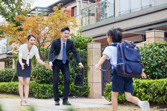 恩爱夫妻在家门口等待孩子放学图片