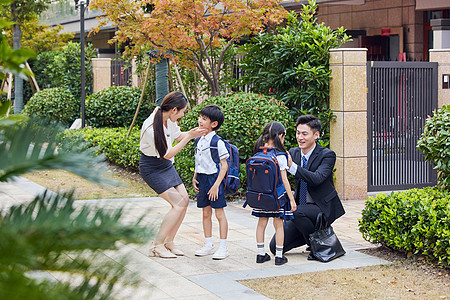 中产家庭高端小区里家长送小孩上学背景