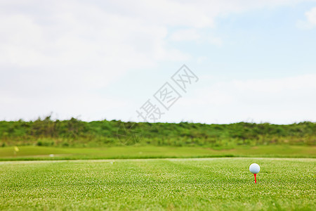 空旷草地草坪上的高尔夫球背景