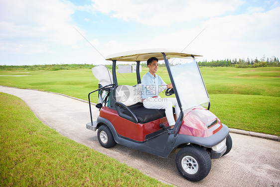 男性驾驶高尔夫代步车图片