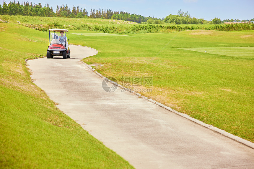 高尔夫球场上的代步车图片
