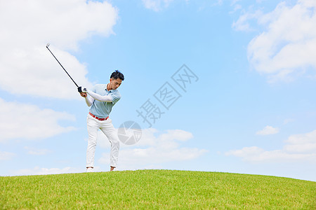 打高尔夫球的男性图片