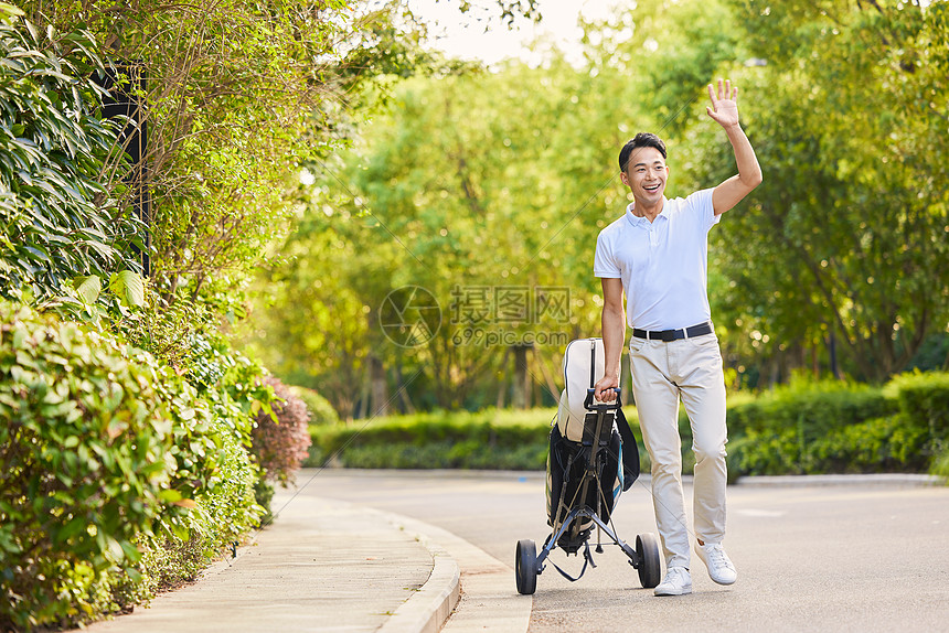 高尔夫球场打招呼的男性图片