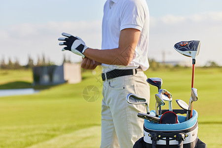 高尔夫球场练习打高尔夫的男性手部特写背景